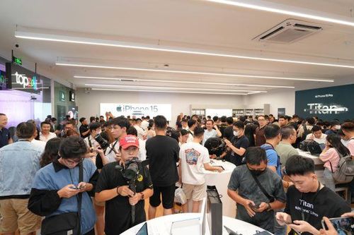 Người dùng Việt Nam xếp hàng thâu đêm chờ nhận iPhone 15 series