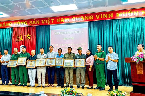 Thưởng 'nóng' 8 cá nhân trong vụ hướng dẫn, cứu 3 người thoát 'cửa tử' ở Hà Nội