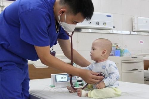Lọc máu liên tục cứu bé trai 10 tháng tuổi sốc nhiễm khuẩn nguy kịch