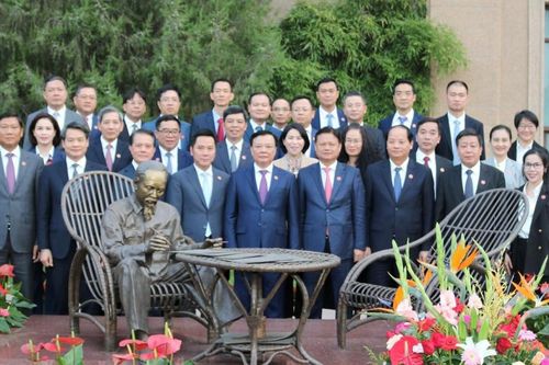 Bí thư Thành ủy Hà Nội thăm Đại sứ quán Việt Nam tại Trung Quốc