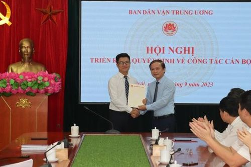 Ban Dân vận Trung ương công bố và trao quyết định về công tác cán bộ
