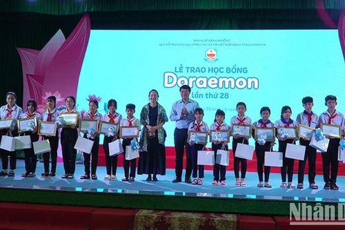Quỹ Doraemon trao 559 suất học bổng tại 20 tỉnh, thành phố