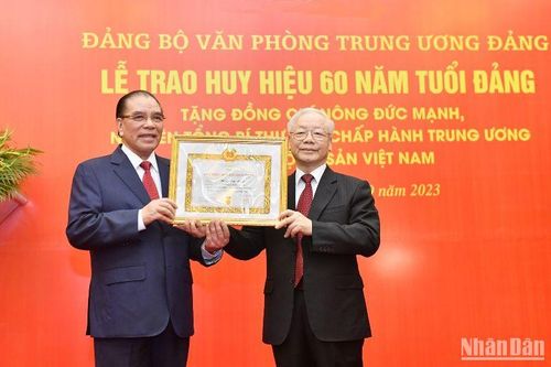 Nguyên Tổng Bí thư Nông Đức Mạnh nhận Huy hiệu 60 năm tuổi Đảng