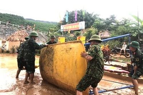 Lực lượng vũ trang Nghệ An giúp nhân dân khắc phục hậu quả mưa lũ