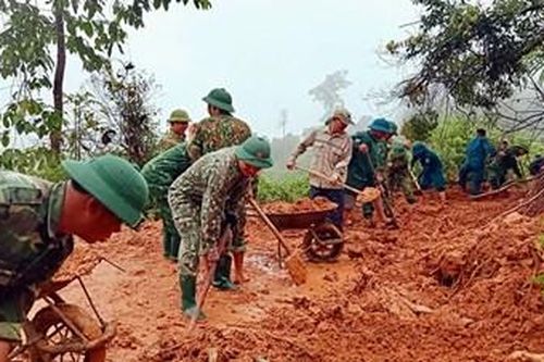 Khẩn trương giải tỏa ách tắc giao thông do mưa lũ đoạn đường tỉnh lộ 543D