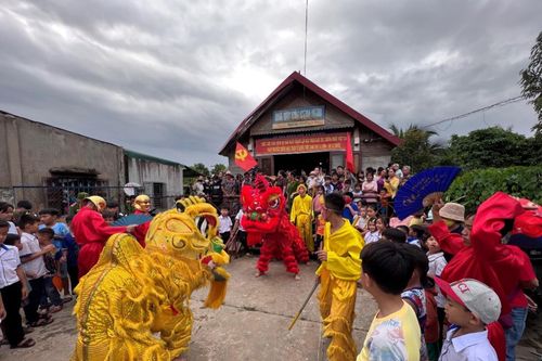 Công an tỉnh Đắk Nông tặng quà cho các cháu thiếu niên, nhi đồng nhân dịp Tết Trung thu 2023