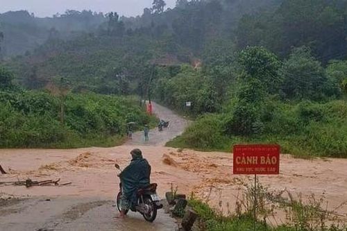 Mưa lũ làm ít nhất 6 người chết và mất tích ở Bắc bộ và Trung bộ