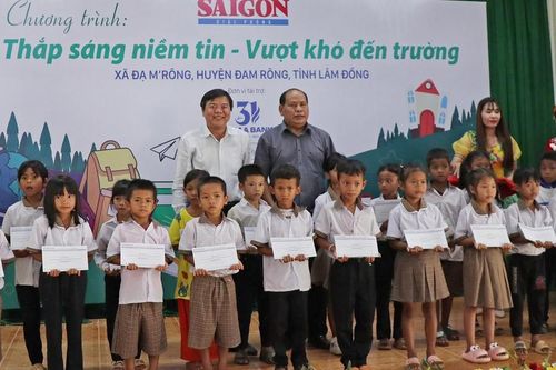 Chương trình 'Thắp sáng niềm tin – Vượt khó đến trường' đến với học sinh nghèo tỉnh Lâm Đồng