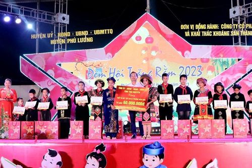 Hơn 2.200 phần quà đến với thiếu nhi khó khăn tại Phú Lương dịp Trung thu 2023