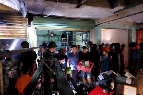 Cháy chợ đầu mối lớn nhất ở Quảng Bình, nhiều gian hàng bị thiêu rụi