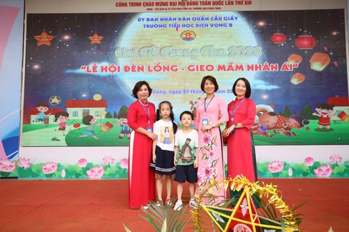 Mùa Trung thu nhân ái, thấm đẫm tình yêu thương tại Trường tiểu học Dịch Vọng B