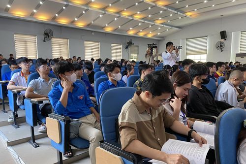 Cán bộ trẻ ĐH Quốc gia, ĐH vùng thảo luận về chuyển đổi số, kinh tế xanh