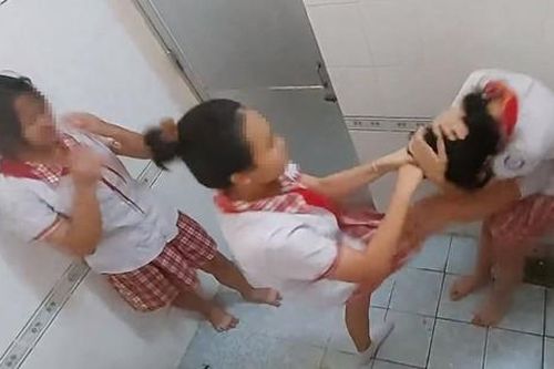 Thông tin mới vụ việc nữ sinh đánh bạn trong nhà vệ sinh