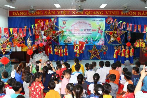Trường ĐH Kiên Giang mang Tết Trung thu đến trẻ em vùng khó