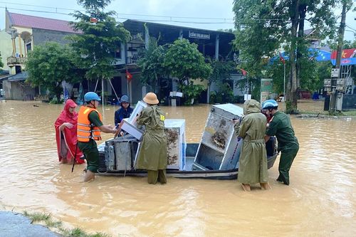 Mưa lũ gây chết người, nhấn chìm nhà cửa tại Thanh Hóa, Nghệ An