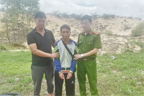 Đến tòa giải quyết ly hôn, chồng dùng dao đâm vợ trọng thương