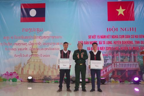 Sơ kết 15 năm kết nghĩa cụm dân cư hai bên biên giới Việt Nam - Lào