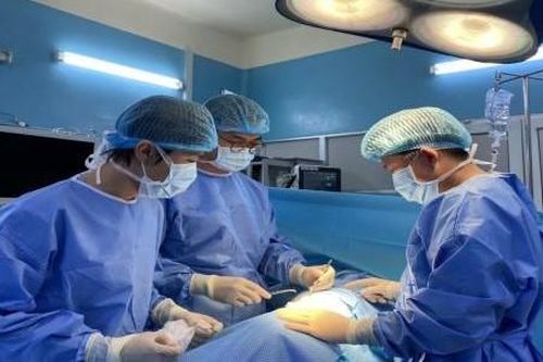 Người phụ nữ bất ngờ bị teo chân sau vài tháng đau lưng