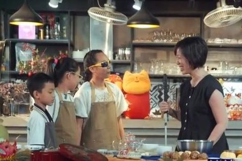 Vua đầu bếp Mỹ Christine Hà dạy trẻ khiếm thị làm bánh Trung thu