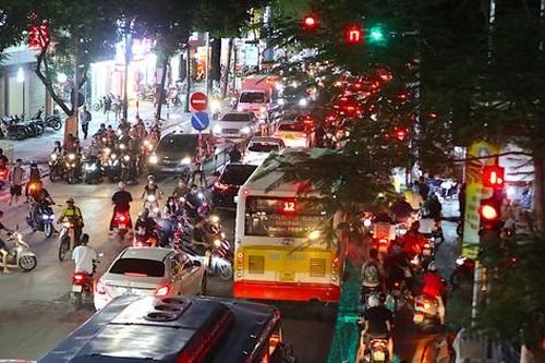 Hà Nội: 'Làm ngơ' biển cấm, người dân xếp hàng dài vi phạm giao thông