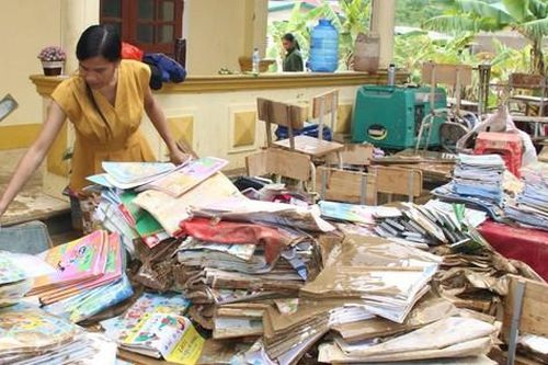 Sau lũ, giáo viên cào bùn nhão nhoẹt tìm sách vở cho trò