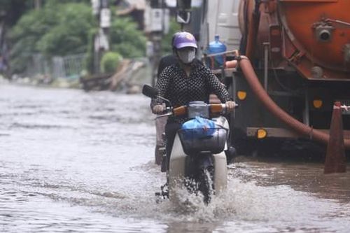Một con phố ở Thủ đô vẫn chìm trong 'biển nước' sau một ngày mưa lớn