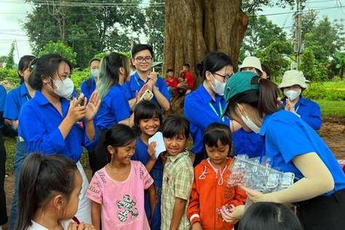 Nhiều sân chơi bổ ích cho thiếu nhi Đắk Lắk mùa trăng yêu thương