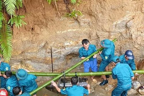 Mưa lũ xói mòn đất, lộ ra quả bom 'khủng'