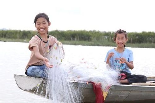 Trung thu đơn sơ của trẻ em làng chài ven sông Lam