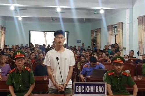 Hàng trăm người đến xem xử án nam thanh niên dùng xyanua đầu độc gia súc của người tình lớn tuổi