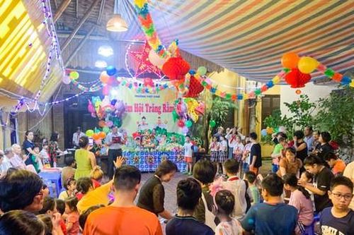 Không khí Trung thu tràn ngập ngõ nhỏ, tổ dân phố, vỉa hè ở Hà Nội