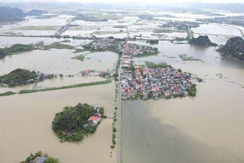 Ninh Bình: Mưa lớn kéo dài, nhiều nhà cửa ngập chìm trong nước