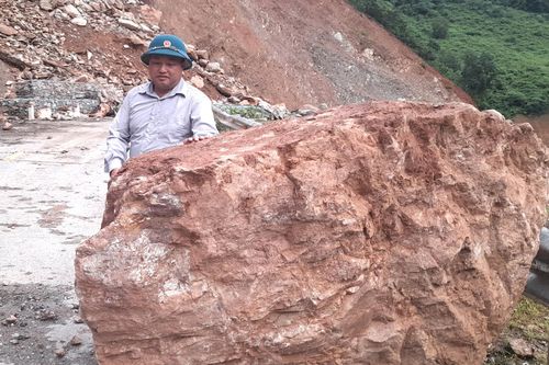 Nghệ An: Huyện ra văn bản hỏa tốc cấm người dân đi qua đoạn đường nguy hiểm