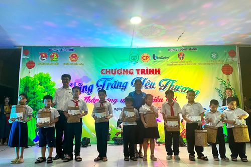 Phòng CSGT và huyện đoàn Phong Điền (TT-Huế) tặng quà cho thiếu nhi có hoàn cảnh khó khăn