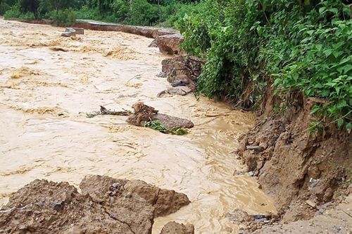 Mưa lũ tàn phá miền Trung, người dân oằn mình khắc phục