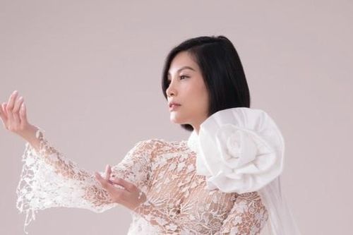 Siêu mẫu Vũ Cẩm Nhung quyến rũ với áo dài xuyên thấu