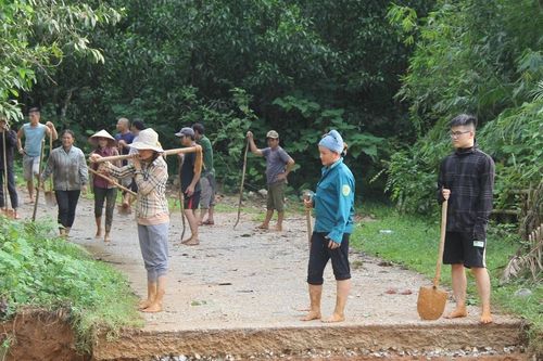 Đường đứt gãy do lũ cuốn, hàng chục hộ dân ở Nghệ An bị cô lập
