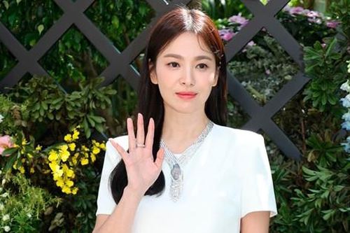 Song Hye Kyo đeo trang sức gần 70 tỷ đồng dự sự kiện