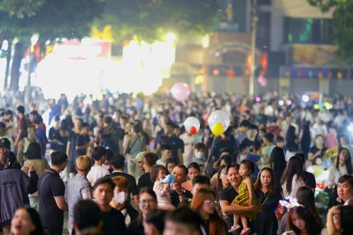 Nam thanh nữ tú đổ về trung tâm thành phố đón Tết Trung thu