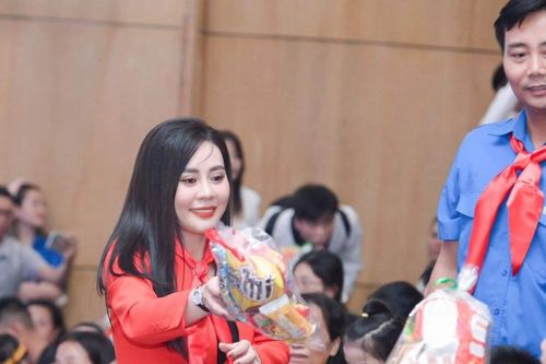 Hoa hậu Phan Kim Oanh trao quà Trung thu cho các em nhỏ tại Hà Nội