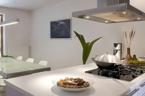Đóng hay mở cửa sổ khi bật máy hút mùi?