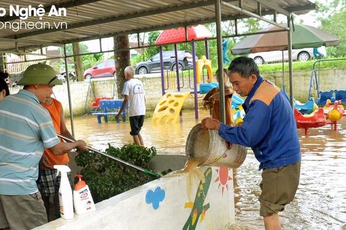 Tân Kỳ huy động nhân lực hỗ trợ người dân vệ sinh môi trường sau khi lũ rút