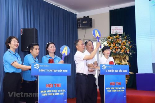 Nâng cao hình ảnh nhân viên phục vụ xe buýt thân thiện, nhiệt tình