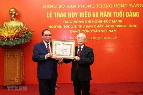 Hình ảnh đồng chí Nông Đức Mạnh nhận Huy hiệu 60 năm tuổi Đảng