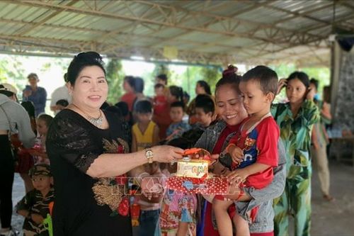 Trẻ em Việt vui đón Tết Trung Thu tại Campuchia