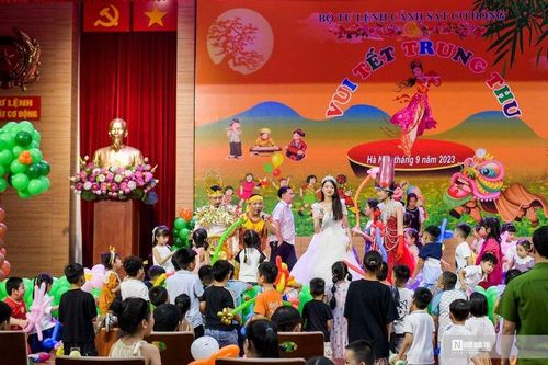 Hàng trăm em nhỏ vui Tết Trung thu cùng chiến sĩ CSCĐ