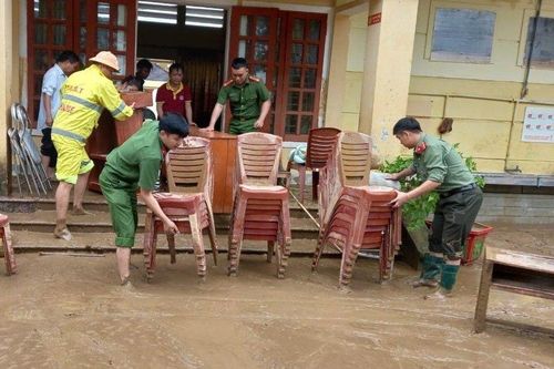 Nghệ An: Chiến sĩ công an dầm mưa, lội bùn khắc phục hậu quả lũ lụt