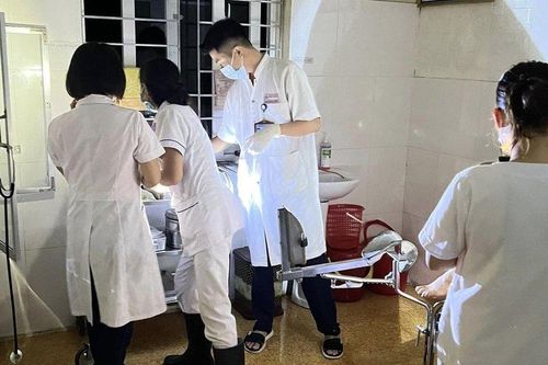Giây phút bác sĩ 'vượt lũ' trong đêm đỡ đẻ cho sản phụ