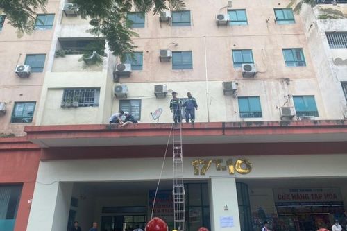 Hà Nội: Người phụ nữ rơi từ tầng cao tòa chung cư xuống tầng 1