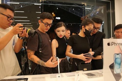 iPhone 15 hút khách bất chấp kinh tế khó khăn